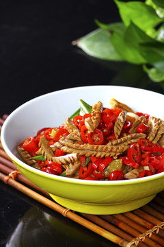 馕坑架子羊肉 新疆美食的火焰之舞